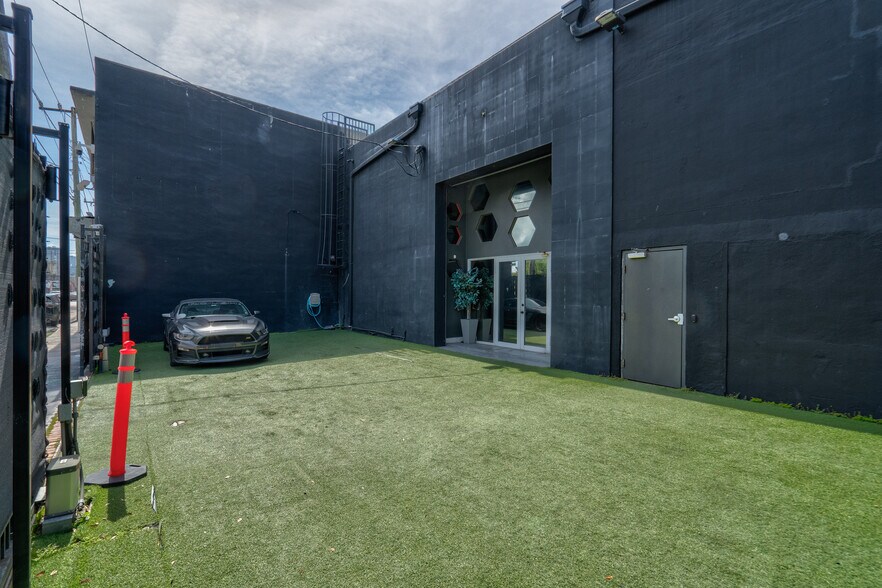 2048 NW Miami Ct, Miami, FL à louer - Photo de l’immeuble – Image 3 sur 54