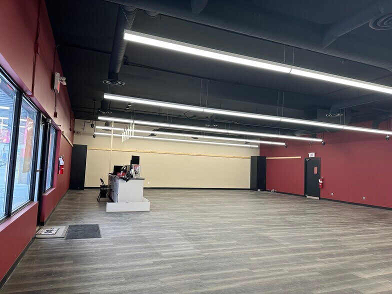 10015 170th St NW, Edmonton, AB à louer - Photo de l’immeuble – Image 2 sur 9