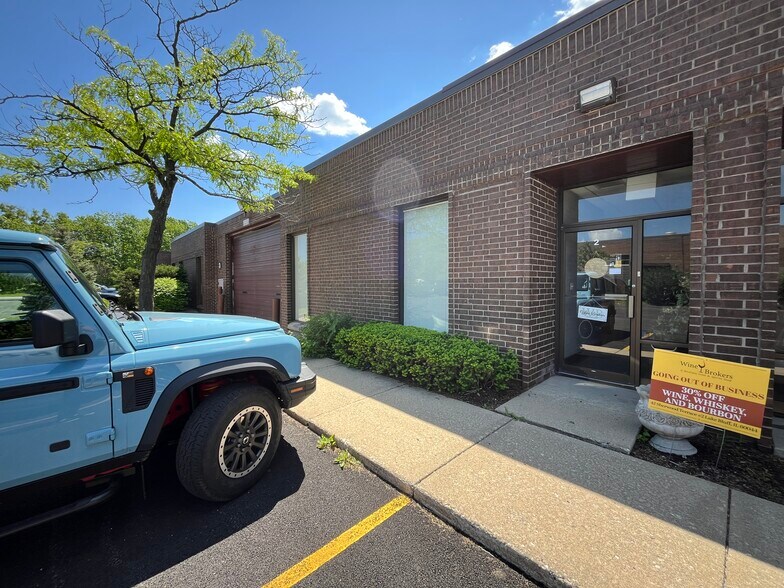 910 Sherwood Dr, Lake Bluff, IL à louer - Photo de l’immeuble – Image 2 sur 7