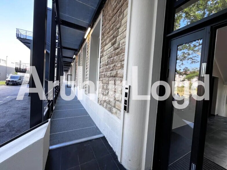 Bureau dans Bretteville-sur-Odon à louer - Hall d’entrée – Image 3 sur 3