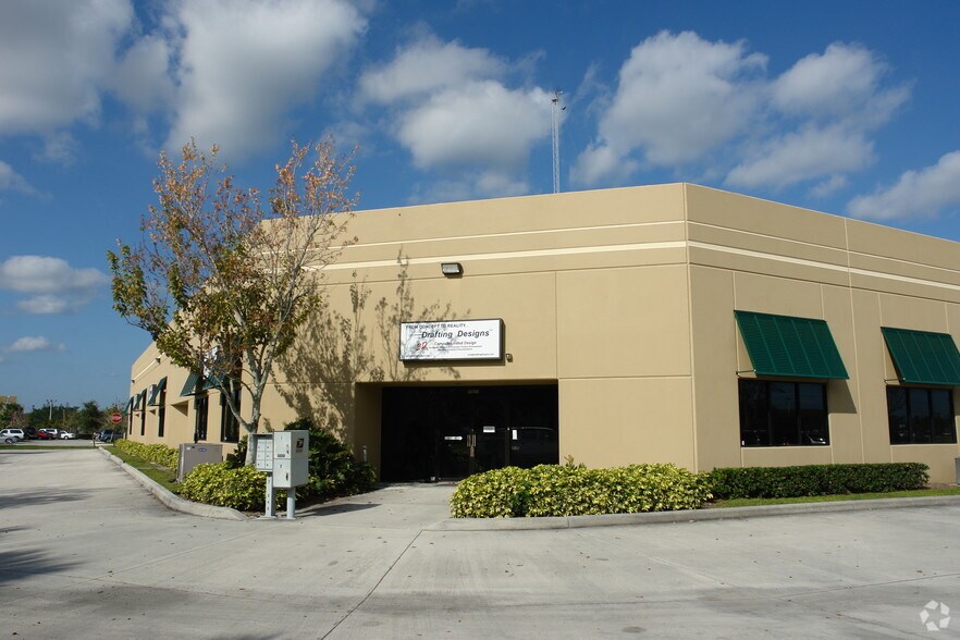 7961-7878 SW Jack James Dr, Stuart, FL à louer - Photo de l’immeuble – Image 3 sur 3