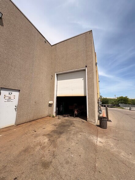 7003 Steeles Ave W, Toronto, ON à louer - Photo de l’immeuble – Image 3 sur 3