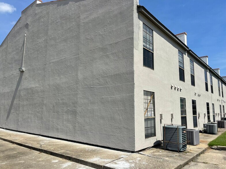11832 Newcastle Ave, Baton Rouge, LA à louer - Photo de l’immeuble – Image 2 sur 21
