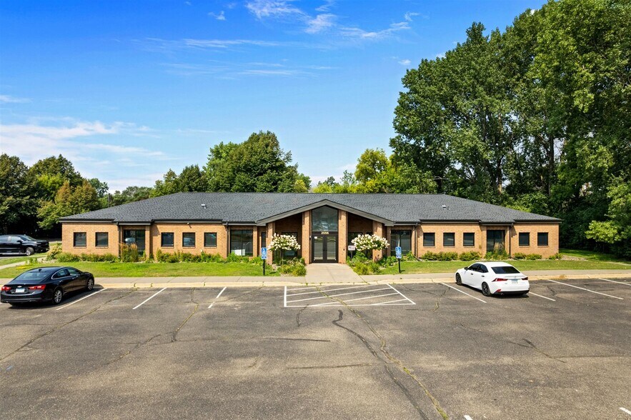 2056 Woodlane Dr, Woodbury, MN à vendre - Photo de l’immeuble – Image 1 sur 40