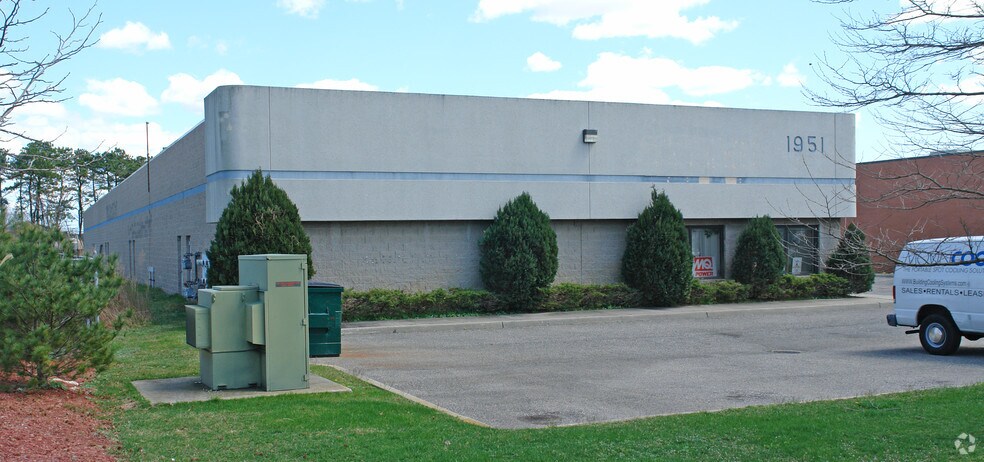 1951 Ocean Ave, Ronkonkoma, NY à louer - Photo de l’immeuble – Image 3 sur 6