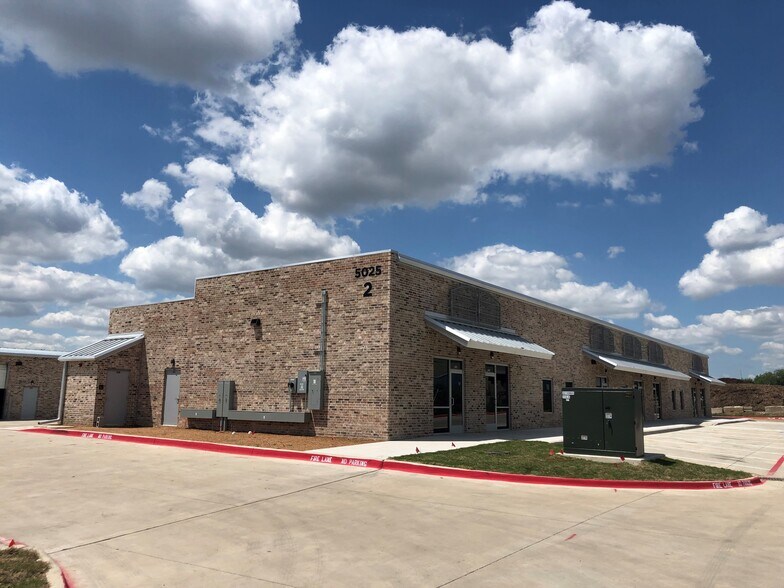 5025 K Ave, Plano, TX à louer - Photo de l’immeuble – Image 3 sur 4