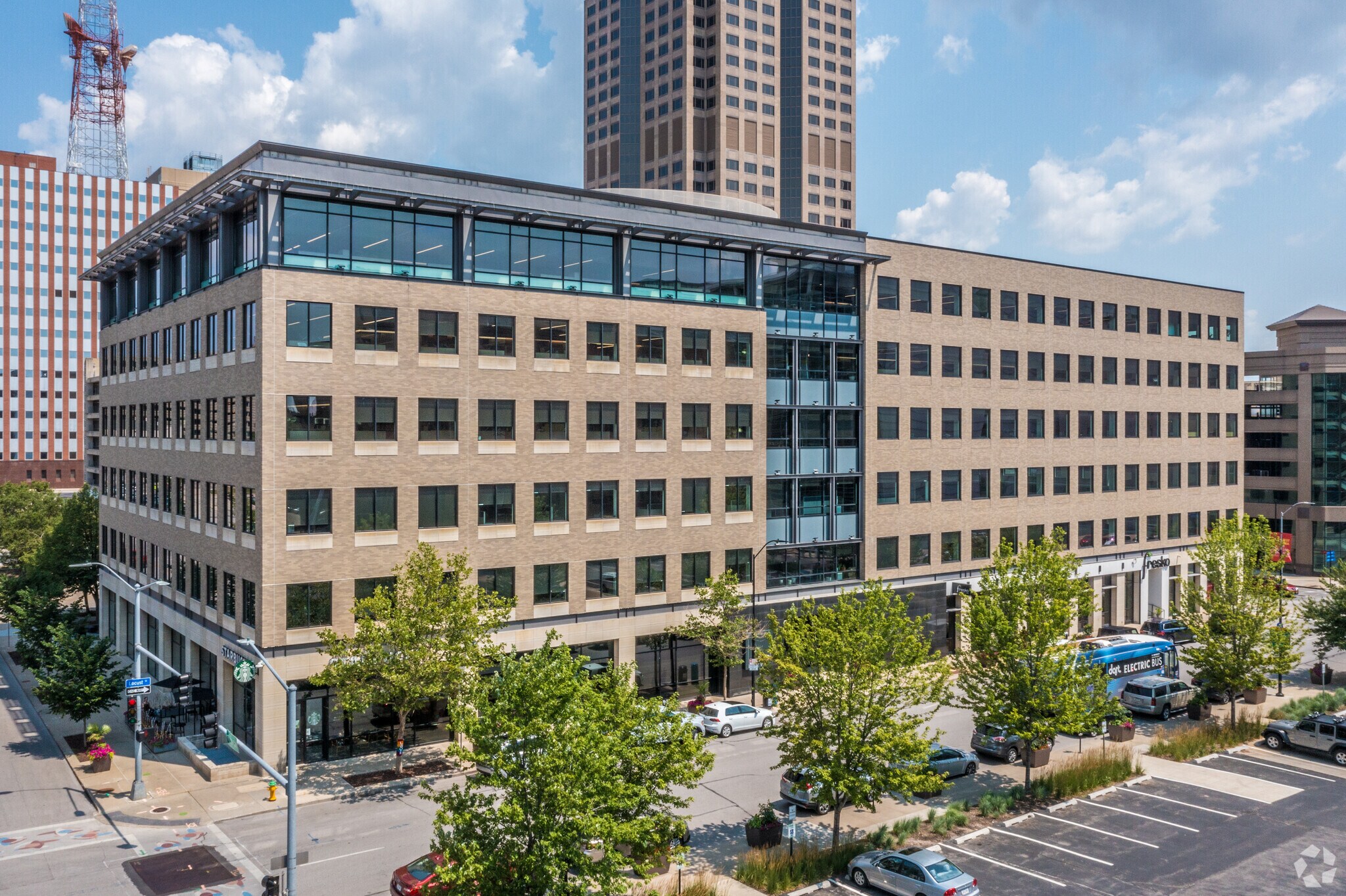909 Locust St, Des Moines, IA à louer Photo principale– Image 1 sur 11