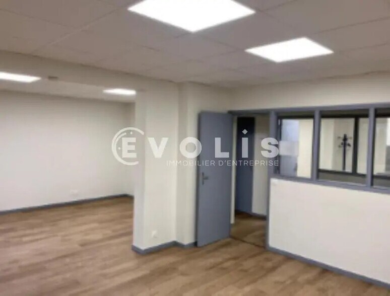 Bureau dans Grigny à louer - Photo intérieure – Image 2 sur 8