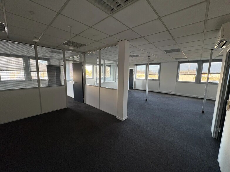 Bureau dans Gradignan à louer - Photo de l’immeuble – Image 2 sur 5