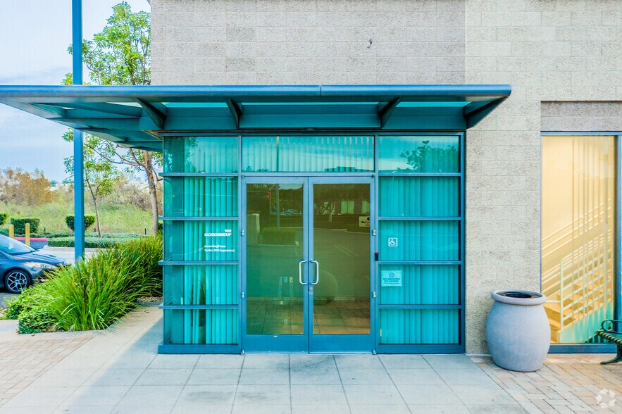 9200 Irvine Center Dr, Irvine, CA à louer - Photo de l’immeuble – Image 2 sur 5