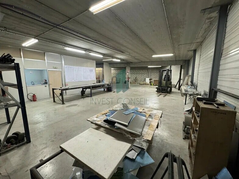 Local d'activités dans Stains à vendre - Photo de l’immeuble – Image 2 sur 6