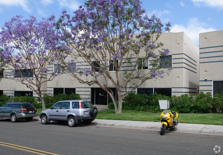 9924 Mesa Rim Rd, San Diego, CA à louer - Photo de l’immeuble – Image 2 sur 4