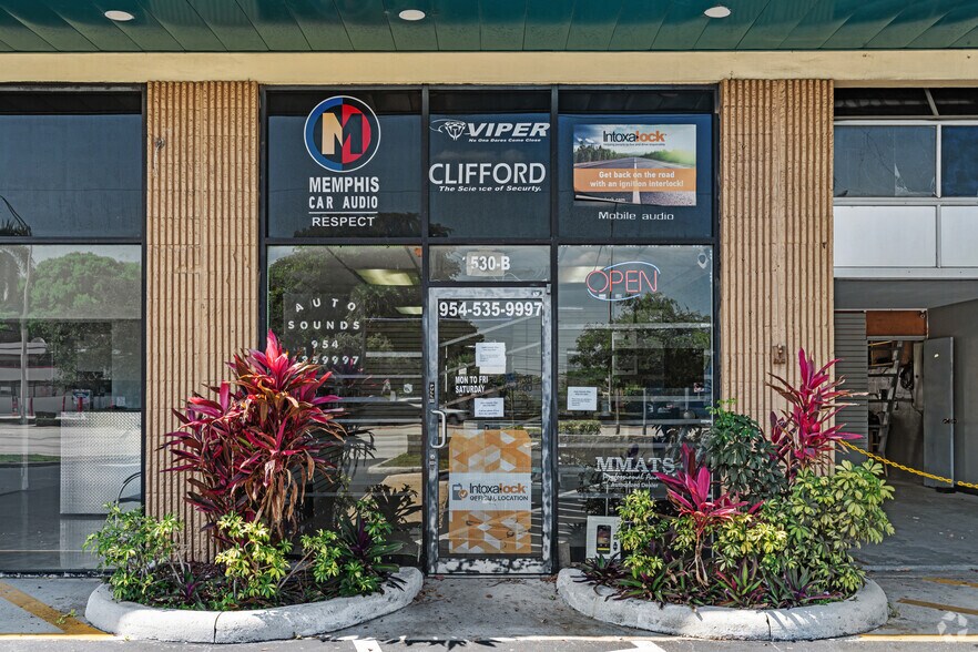 2530 W Commercial Blvd, Tamarac, FL à louer - Photo de l’immeuble – Image 2 sur 4