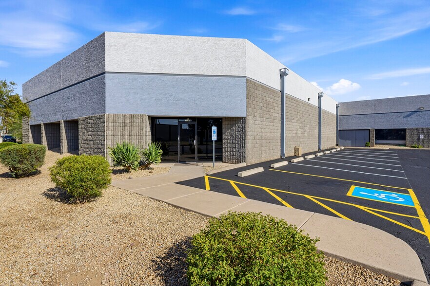 3745 E Wier Ave, Phoenix, AZ à louer - Photo de l’immeuble – Image 2 sur 40
