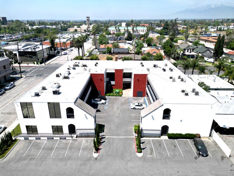 715 N Arrowhead Ave, San Bernardino, CA à louer - Photo de l’immeuble – Image 2 sur 13