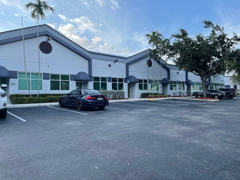 757 Shotgun Rd, Sunrise, FL à louer - Photo de l’immeuble – Image 2 sur 44