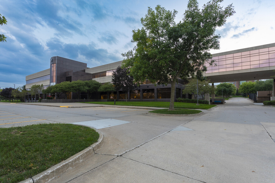 1776 West Lakes Pky, West Des Moines, IA à louer - Photo de l’immeuble – Image 3 sur 7