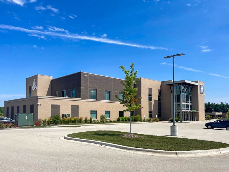 2325 Fox Run Blvd, Waukesha, WI à vendre - Photo de l’immeuble – Image 2 sur 11