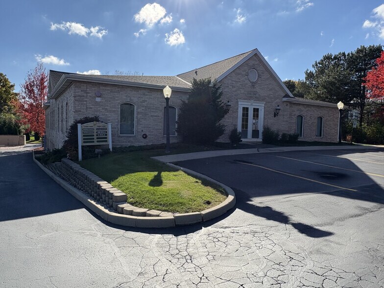 17585 W North Ave, Brookfield, WI à louer - Photo principale – Image 1 sur 7