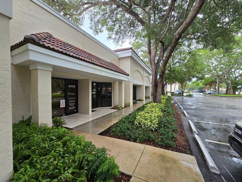 4107-4151 Burns Rd, Palm Beach Gardens, FL à louer - Photo de l’immeuble – Image 2 sur 5