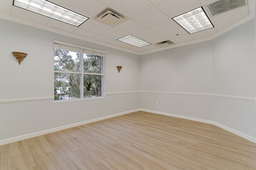 230 N Westmonte Dr, Altamonte Springs, FL à louer - Photo de l’immeuble – Image 2 sur 13