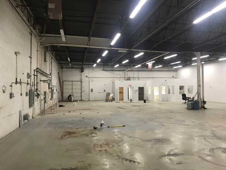 1355 Wilhelm Rd, Mundelein, IL à louer - Photo intérieure – Image 2 sur 63