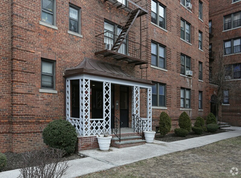 10 Washington St, Hempstead, NY à vendre - Photo de l’immeuble – Image 2 sur 4