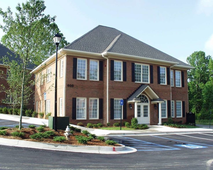 295 W Crossville Rd, Roswell, GA à louer - Photo principale – Image 1 sur 17