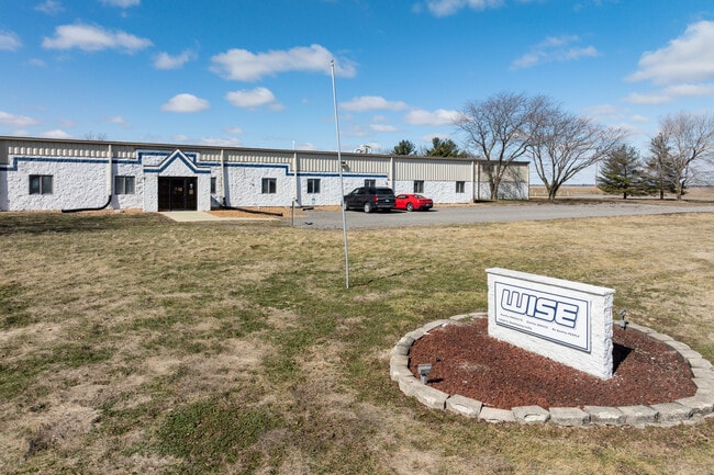 Plus de détails pour 3750 Industrial Dr, Carlyle, IL - Industriel/Logistique à louer