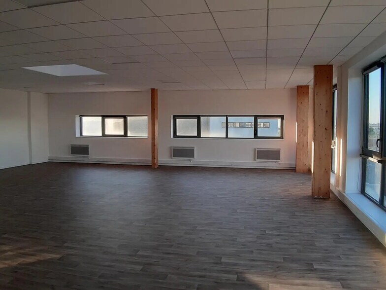 Industriel/Logistique dans Brie-Comte-Robert à louer - Photo de l’immeuble – Image 2 sur 6