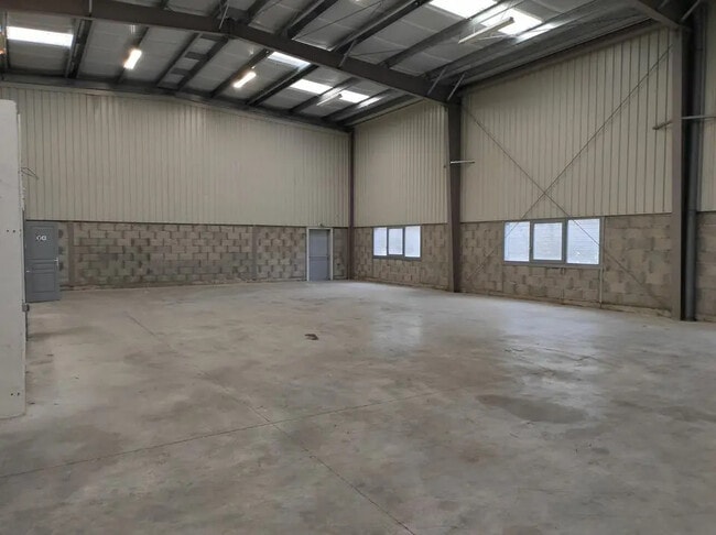 Plus de détails pour Local d'activités à louer