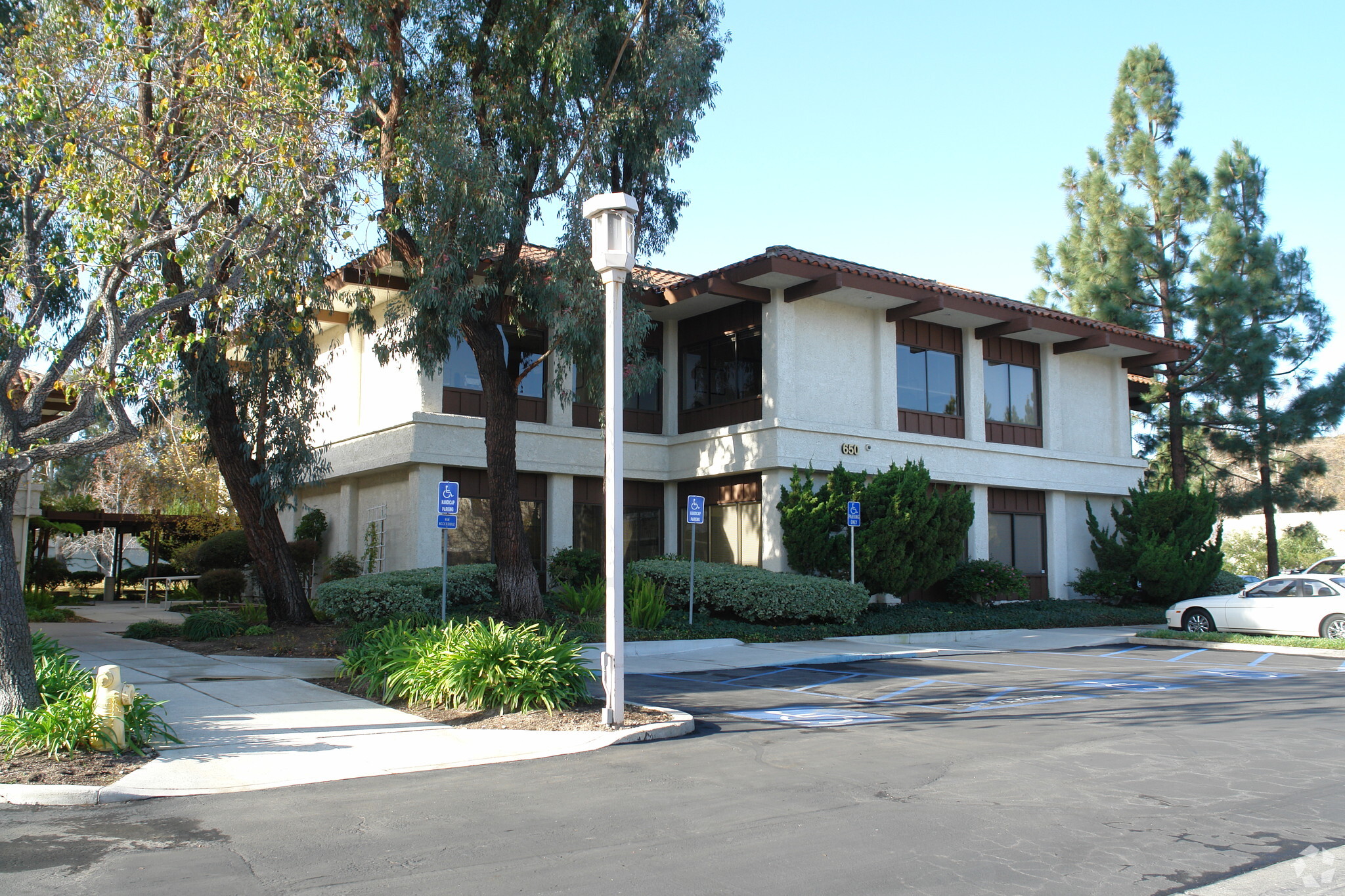 Central Westlake Village-  Abundant parking, Westlake Village, CA à louer Photo de l’immeuble– Image 1 sur 5