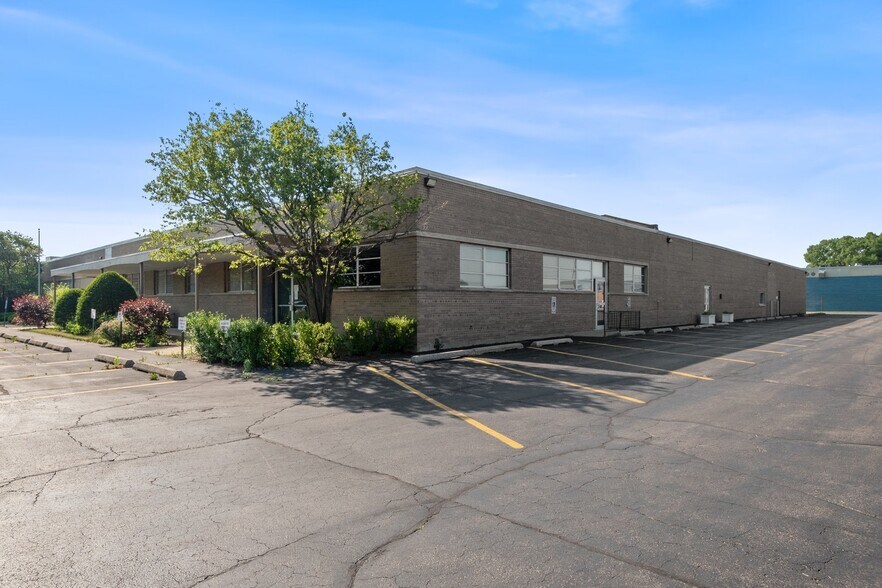 7533 Central Ave, Skokie, IL à louer - Photo de l’immeuble – Image 2 sur 13