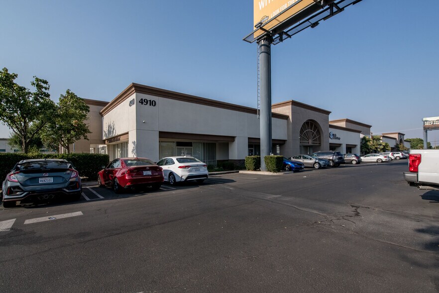 4910 E Ashlan Ave, Fresno, CA à louer - Photo de l’immeuble – Image 3 sur 6