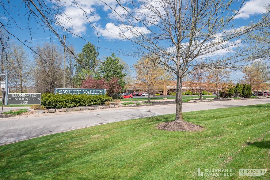 8001 Sweet Valley Dr, Valley View, OH à louer - Photo de l’immeuble – Image 3 sur 5