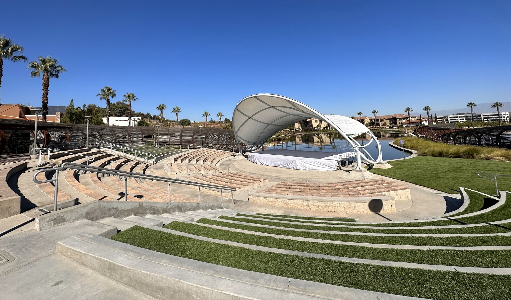 Dos Lagos Amphitheater, Corona, CA à louer Photo principale– Image 1 sur 2