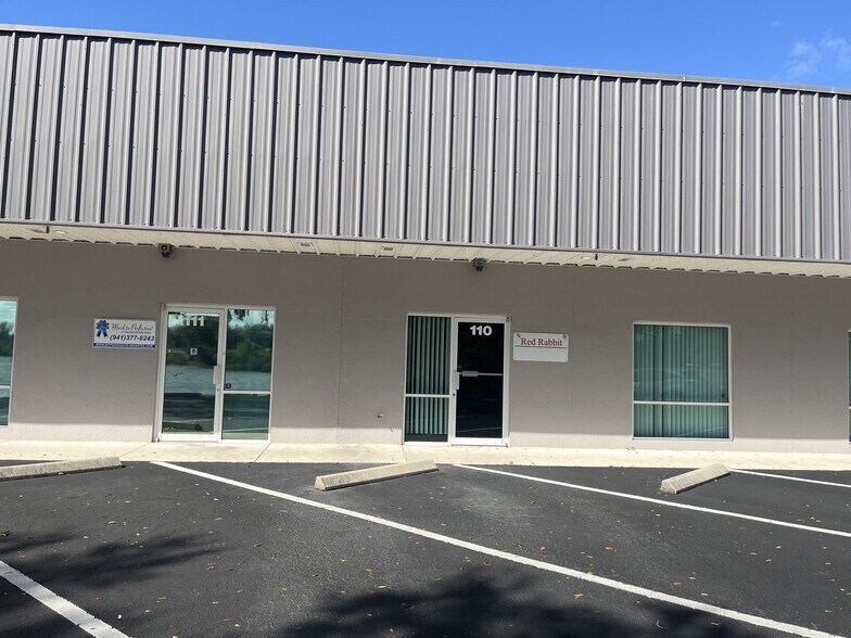1891 Porter Lake Dr, Sarasota, FL à vendre - Photo de l’immeuble – Image 3 sur 10