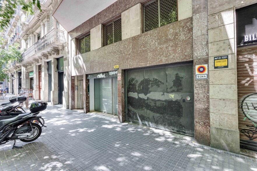 Immeuble residentiel dans Barcelone, Barcelona à vendre - Photo principale – Image 1 sur 1