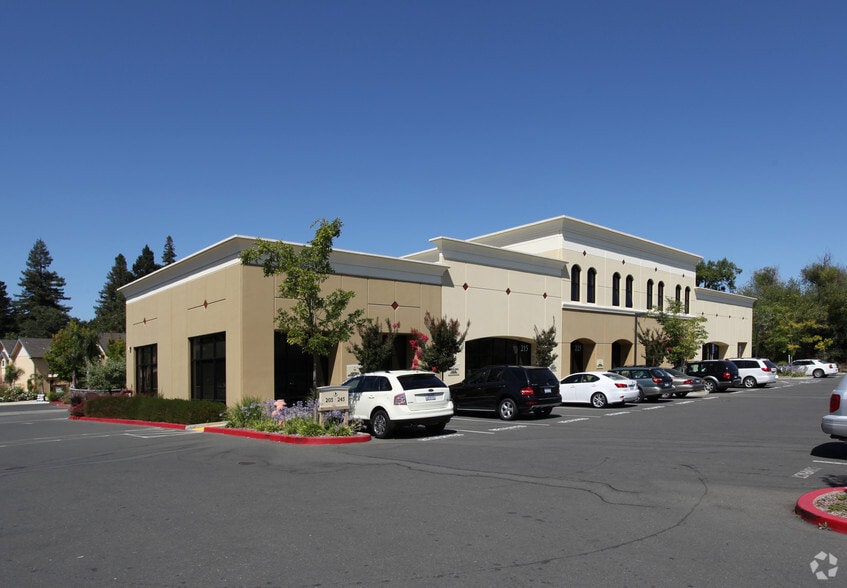 205-245 Foss Creek Cir, Healdsburg, CA à vendre - Photo principale – Image 2 sur 66