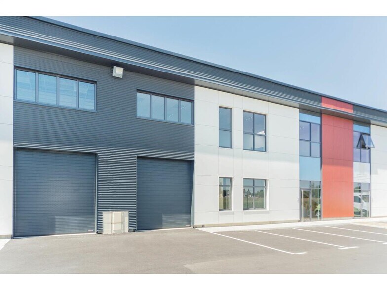 Local d'activités dans Lieusaint à vendre - Photo de l’immeuble – Image 1 sur 5