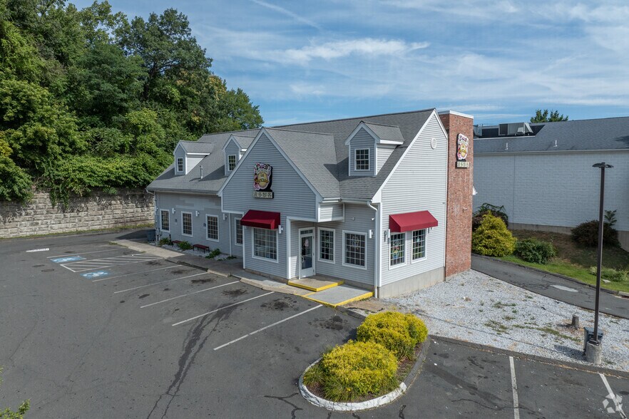 158 Manor Ave & 105 Meriden Rd portefeuille de 3 biens à vendre sur LoopNet.fr - Photo principale – Image 3 sur 4