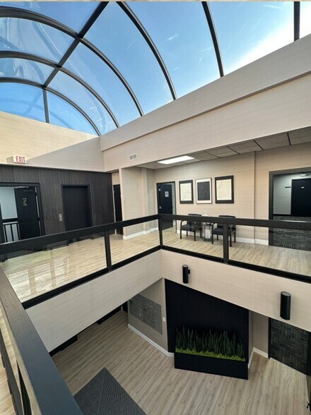 43000 W 9 Mile Rd, Novi, MI à louer - Photo intérieure – Image 2 sur 16