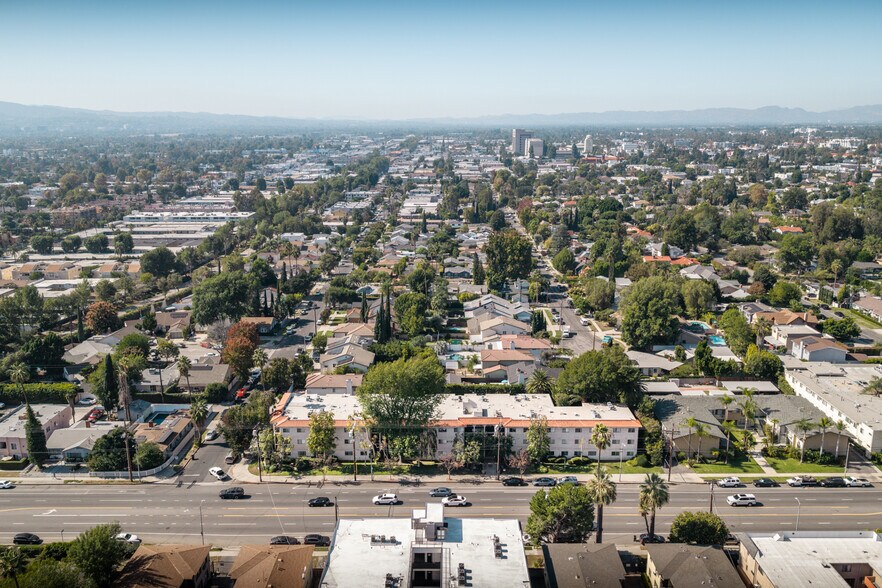 6121 Woodman Ave, Van Nuys, CA à vendre - Photo de l’immeuble – Image 2 sur 61