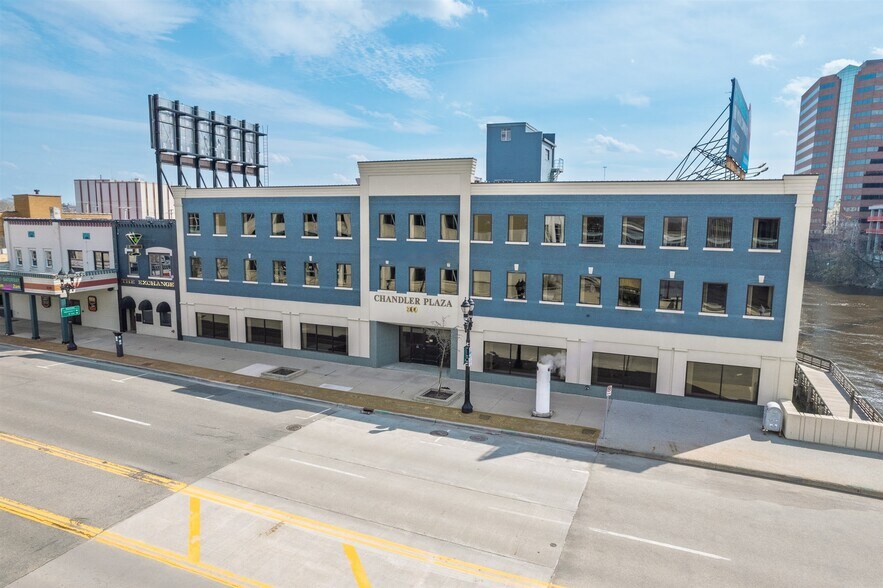 300 E Michigan Ave, Lansing, MI à louer - Photo de l’immeuble – Image 2 sur 9