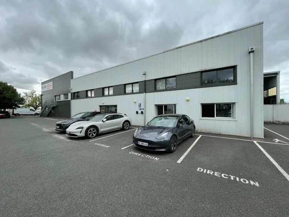 Local d'activités dans Saintes à vendre Photo de l’immeuble– Image 1 sur 17