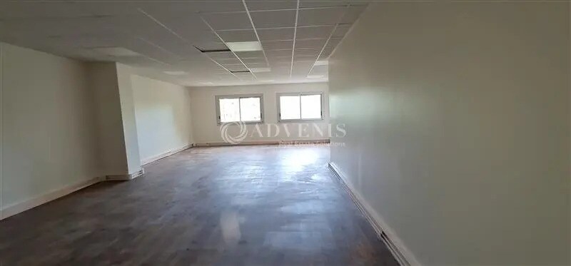 Bureau dans Montigny-le-Bretonneux à louer - Photo de l’immeuble – Image 3 sur 9