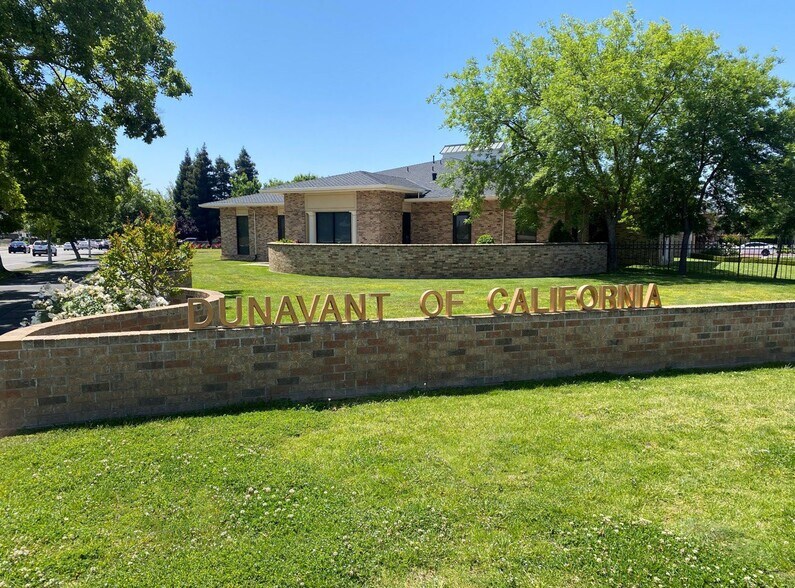 8221-8227 N Fresno St, Fresno, CA à louer - Photo principale – Image 2 sur 13