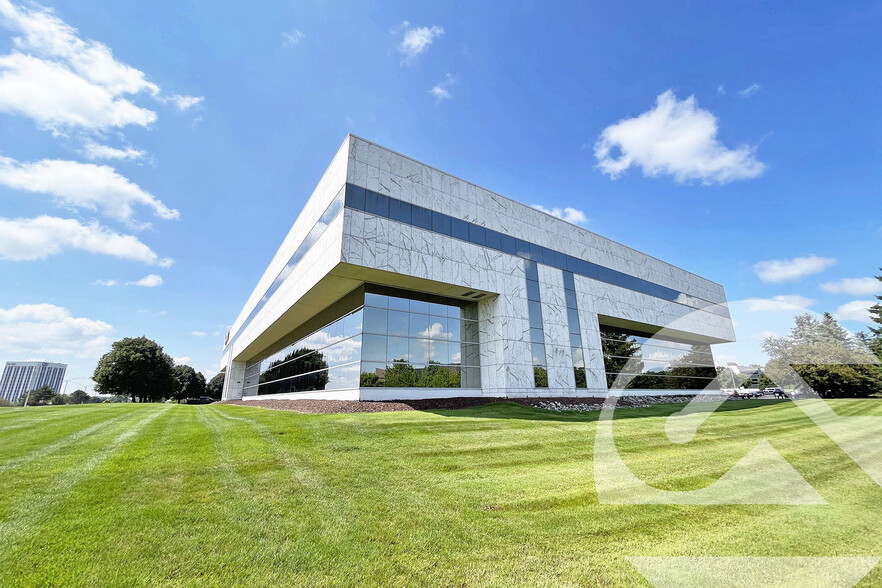 5750 New King St, Troy, MI à louer - Photo de l’immeuble – Image 1 sur 7