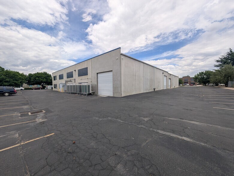 649 W 9400 S, Sandy, UT à louer - Photo de l’immeuble – Image 3 sur 20