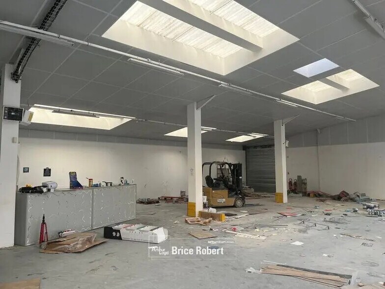 Local d’activités dans Voiron à louer - Photo de l’immeuble – Image 3 sur 4